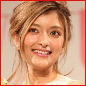 ローラが真剣に農業に励む姿に称賛の声と批判の声が入り混じる